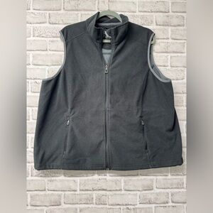 Men’s LLBean mens’ 2X fleece black vest zip front. 2 front zip pockets.